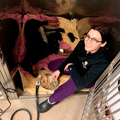 jenna in kennel with dog